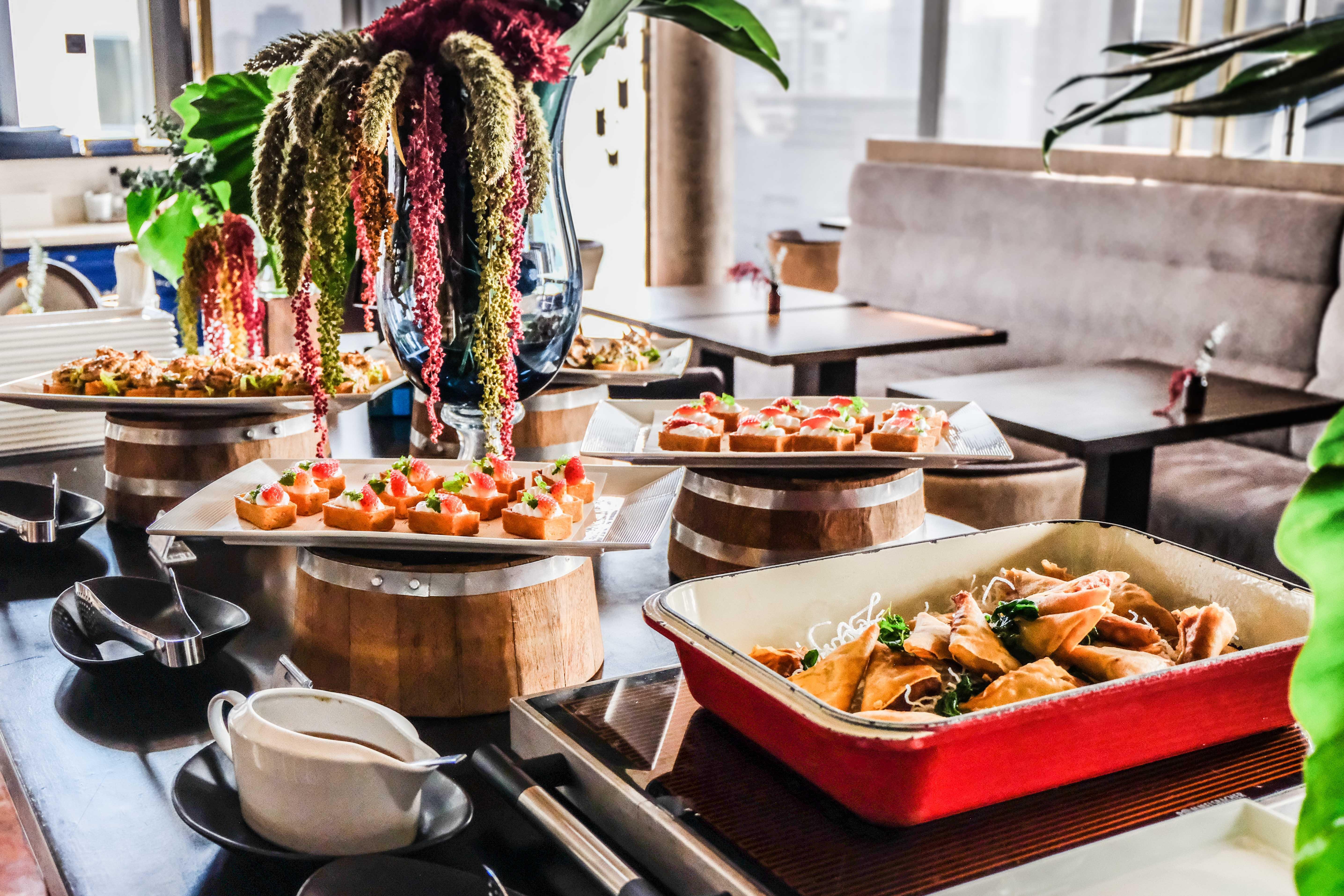 Hotel Indigo Bangkok Wireless Road By Ihg Exterior foto A buffet at a restaurant