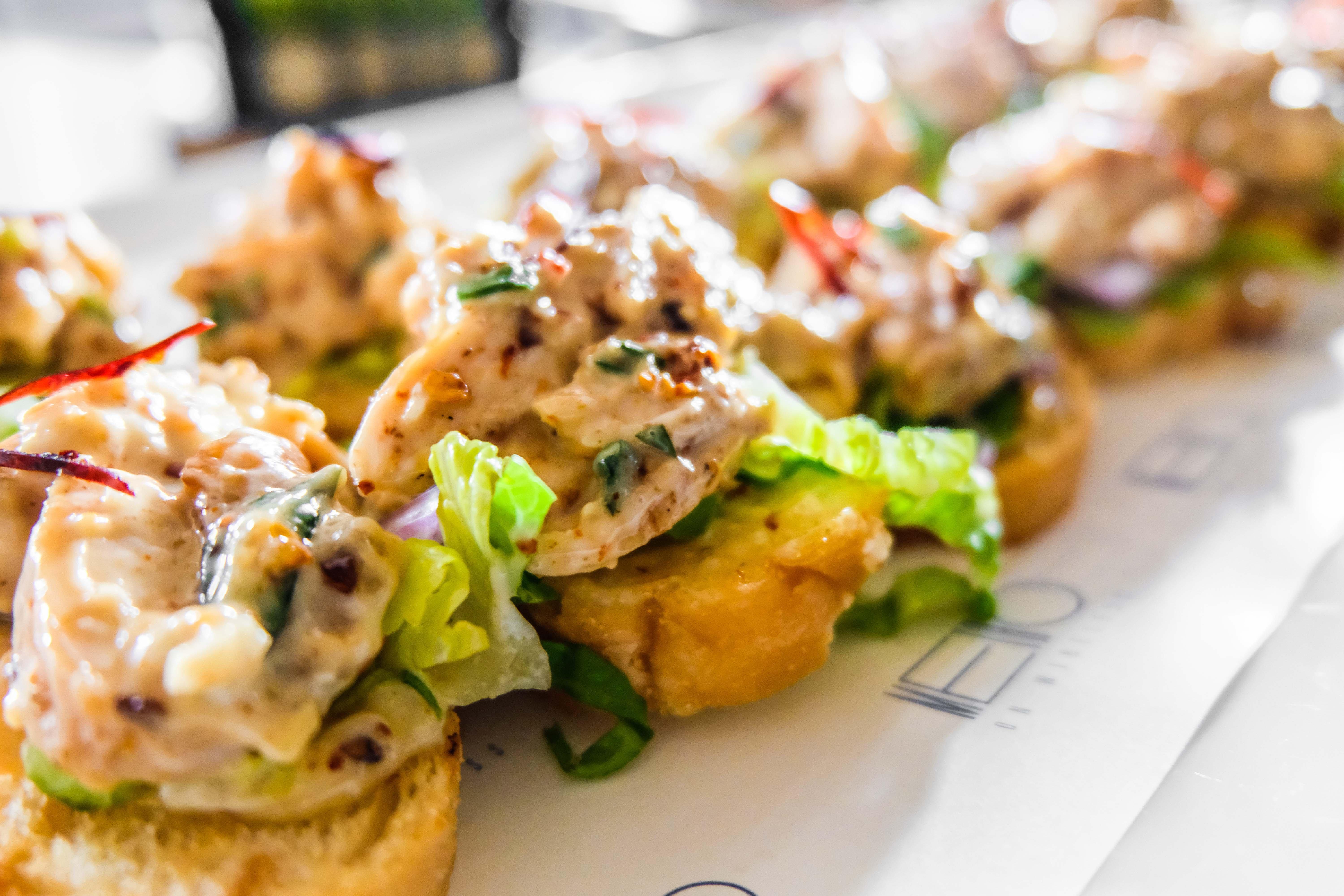 Hotel Indigo Bangkok Wireless Road By Ihg Exterior foto Chicken and avocado toast