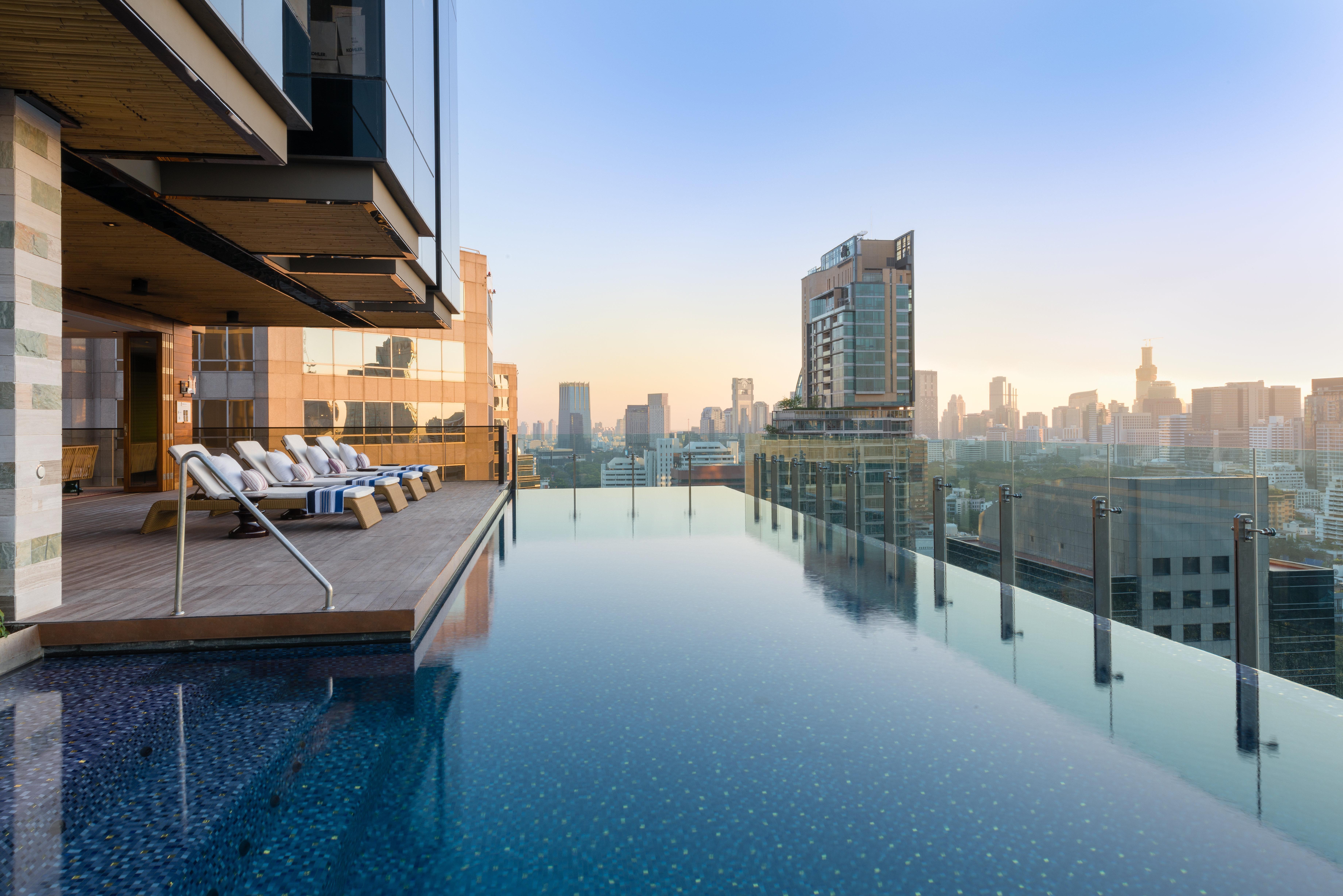 Hotel Indigo Bangkok Wireless Road By Ihg Exterior foto Infinity pool at the hotel