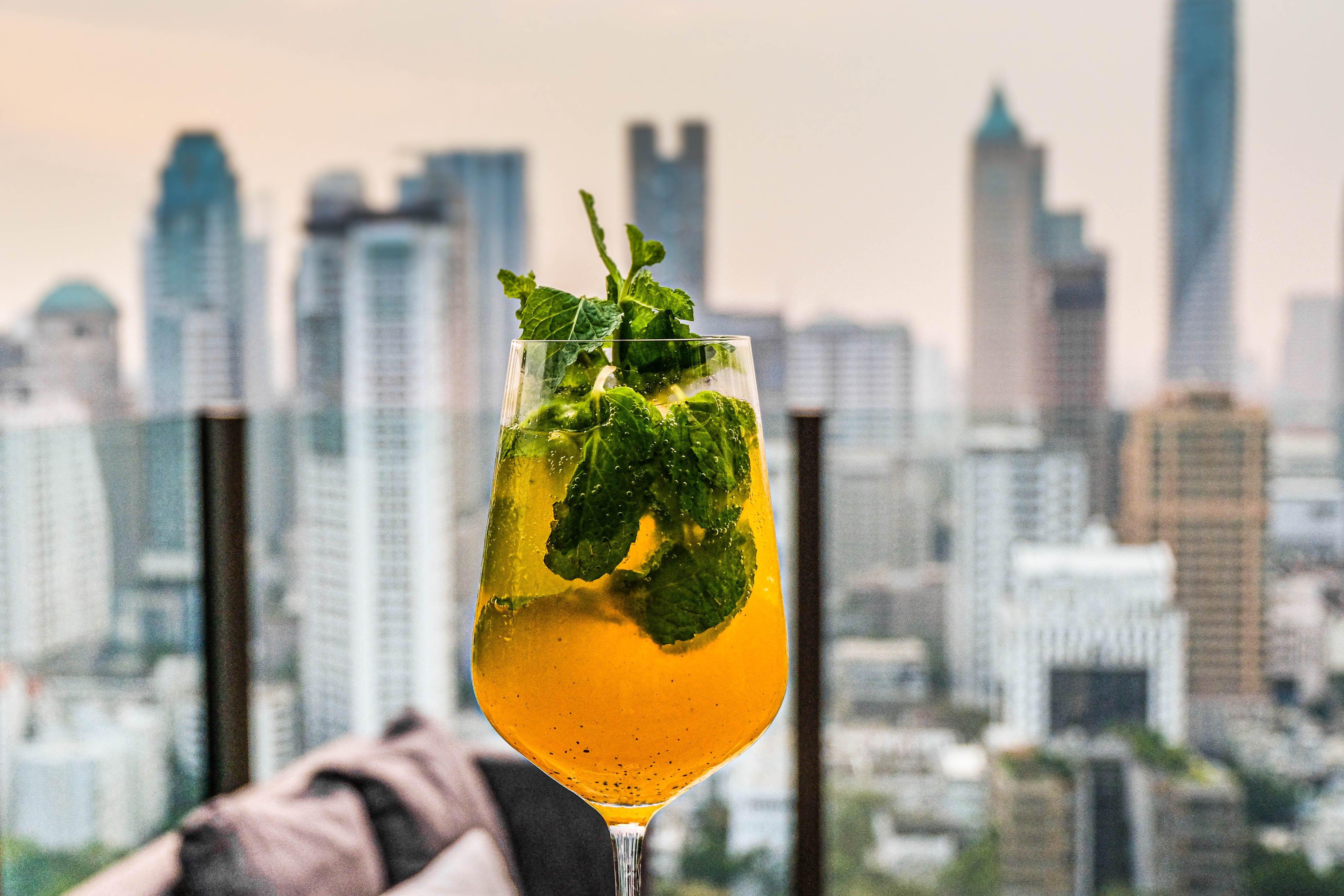 Hotel Indigo Bangkok Wireless Road By Ihg Exterior foto A glass of Thai-style Thai tea soda