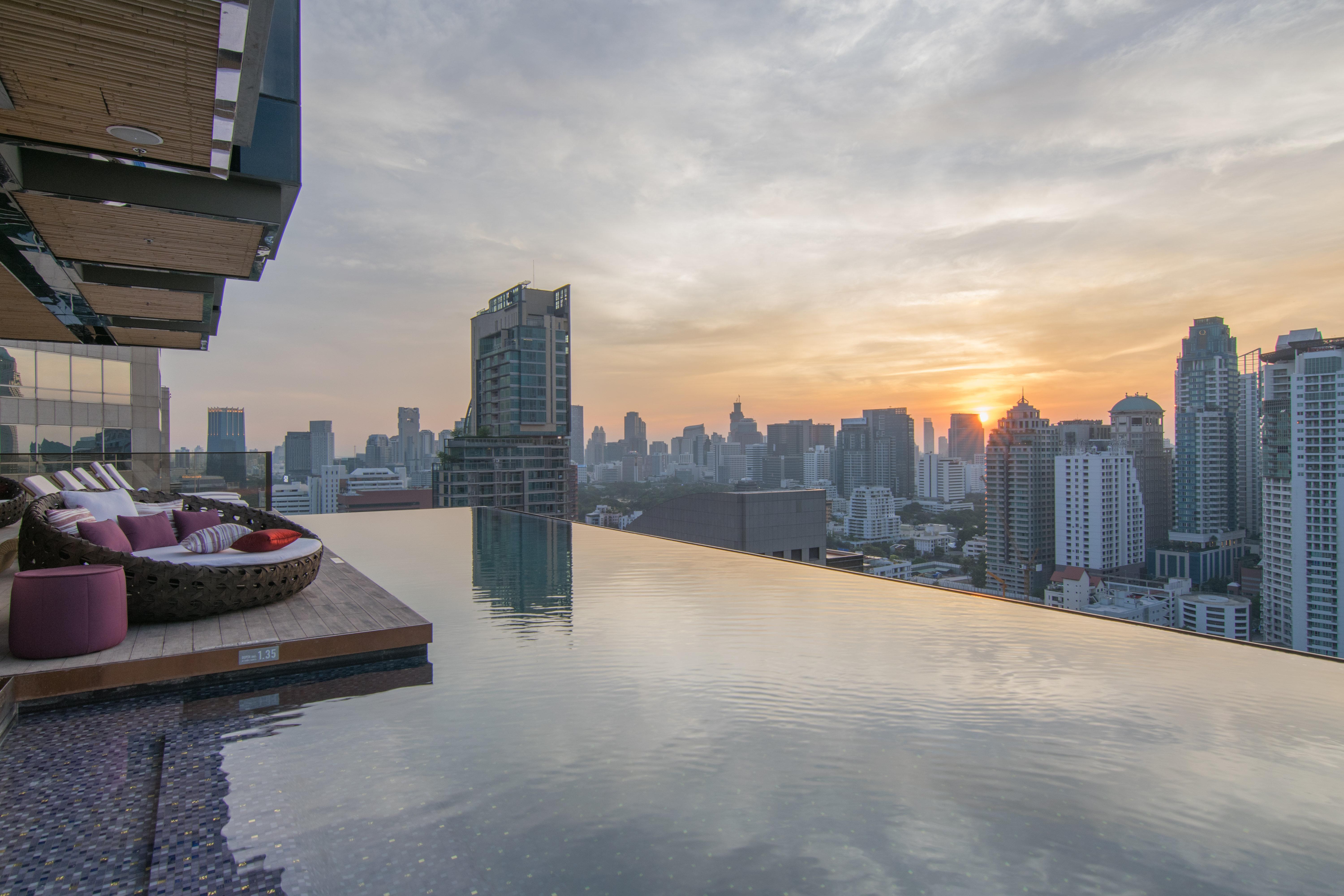 Hotel Indigo Bangkok Wireless Road By Ihg Exterior foto View from the rooftop pool
