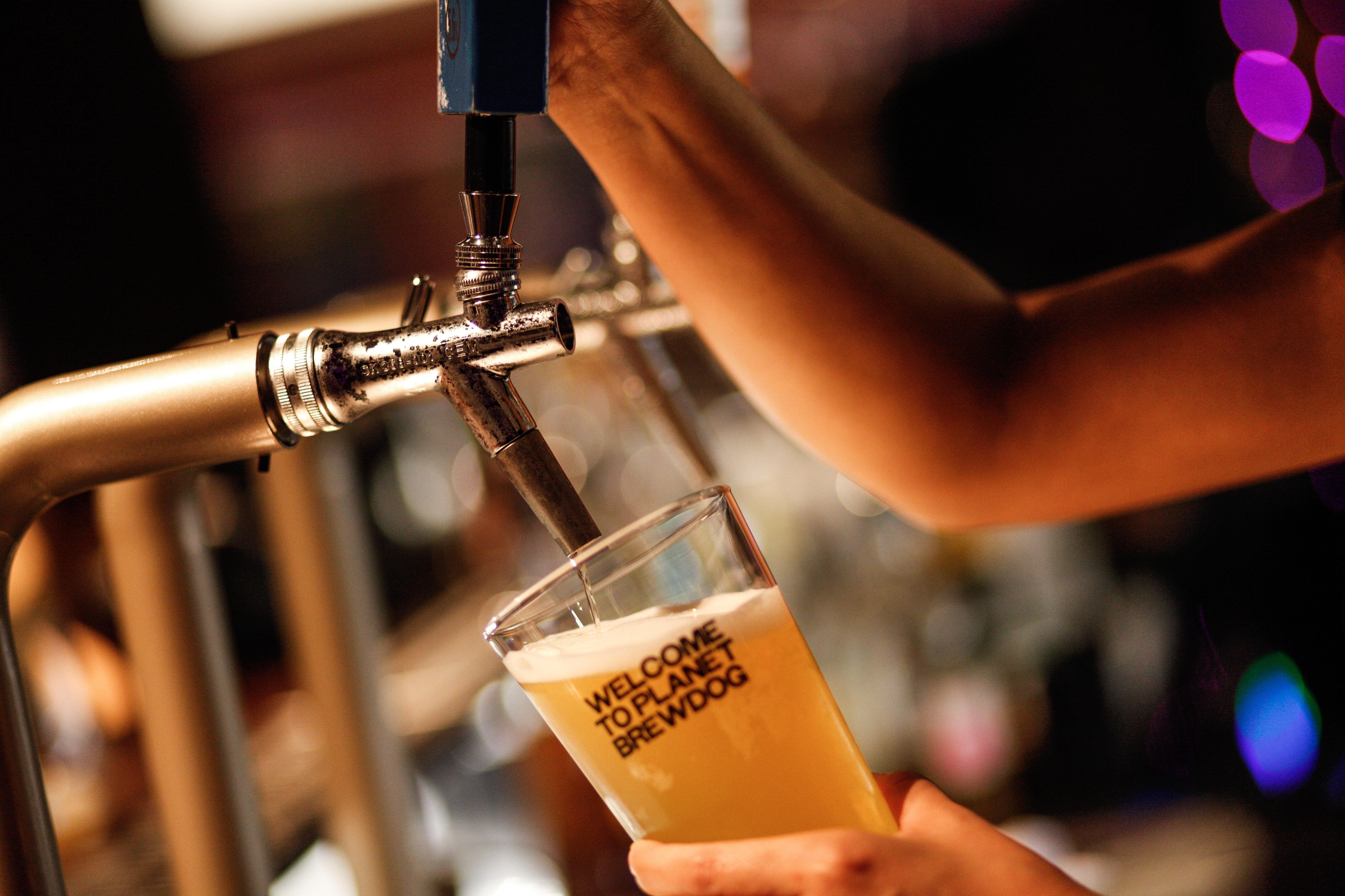 Hotel Indigo Bangkok Wireless Road By Ihg Exterior foto A beer tap in action