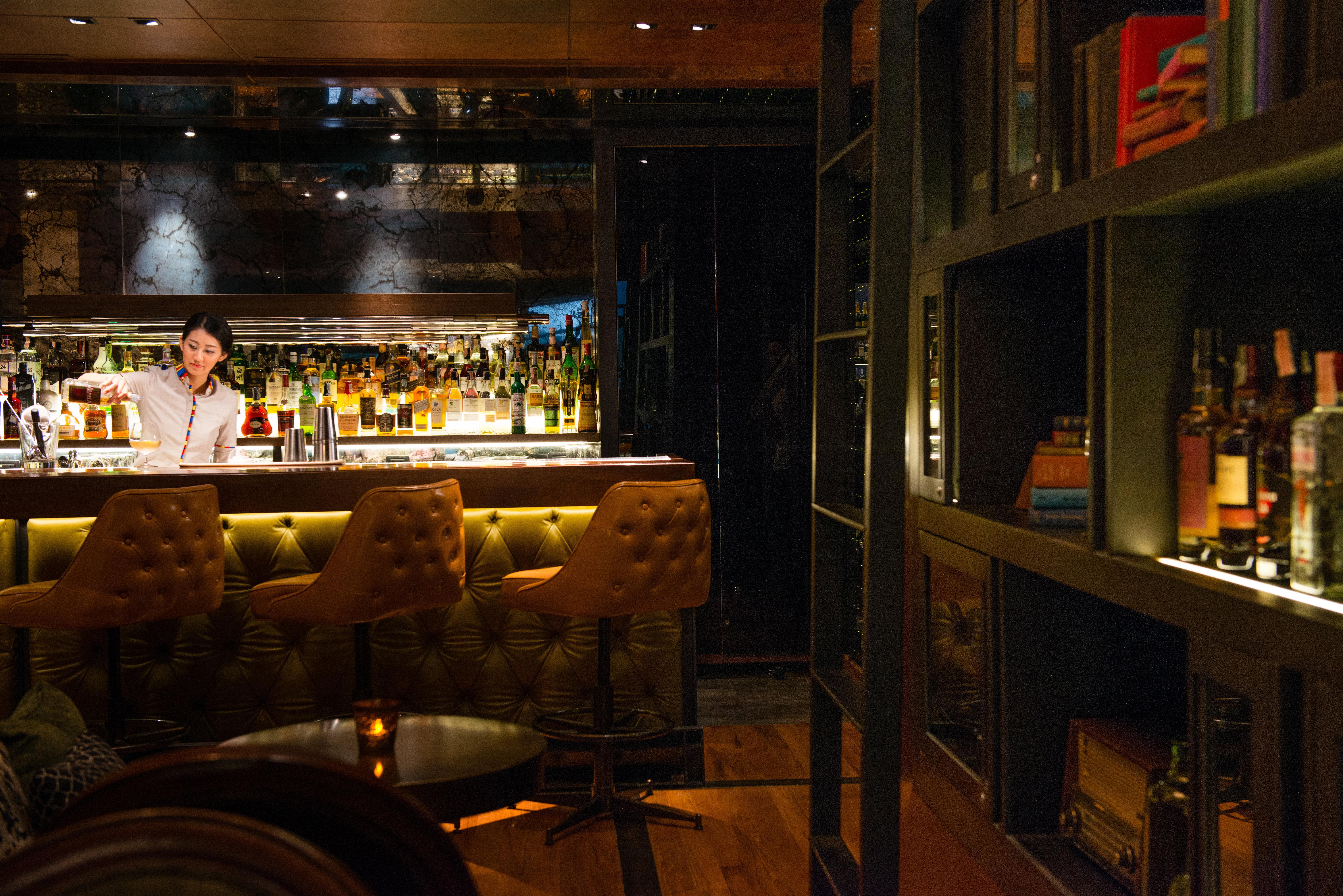 Hotel Indigo Bangkok Wireless Road By Ihg Exterior foto The bar at the Mandarin Oriental, Hong Kong