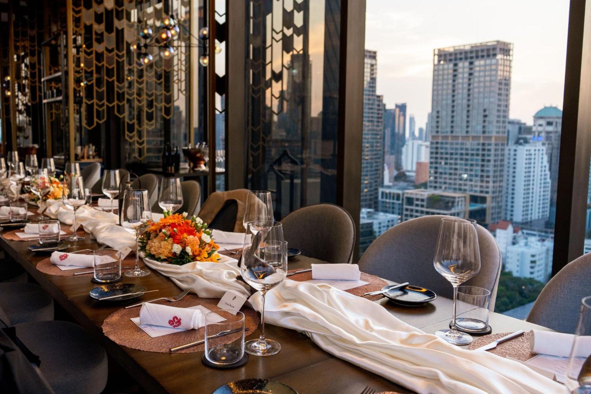 Hotel Indigo Bangkok Wireless Road By Ihg Exterior foto The Club at U Sathorn