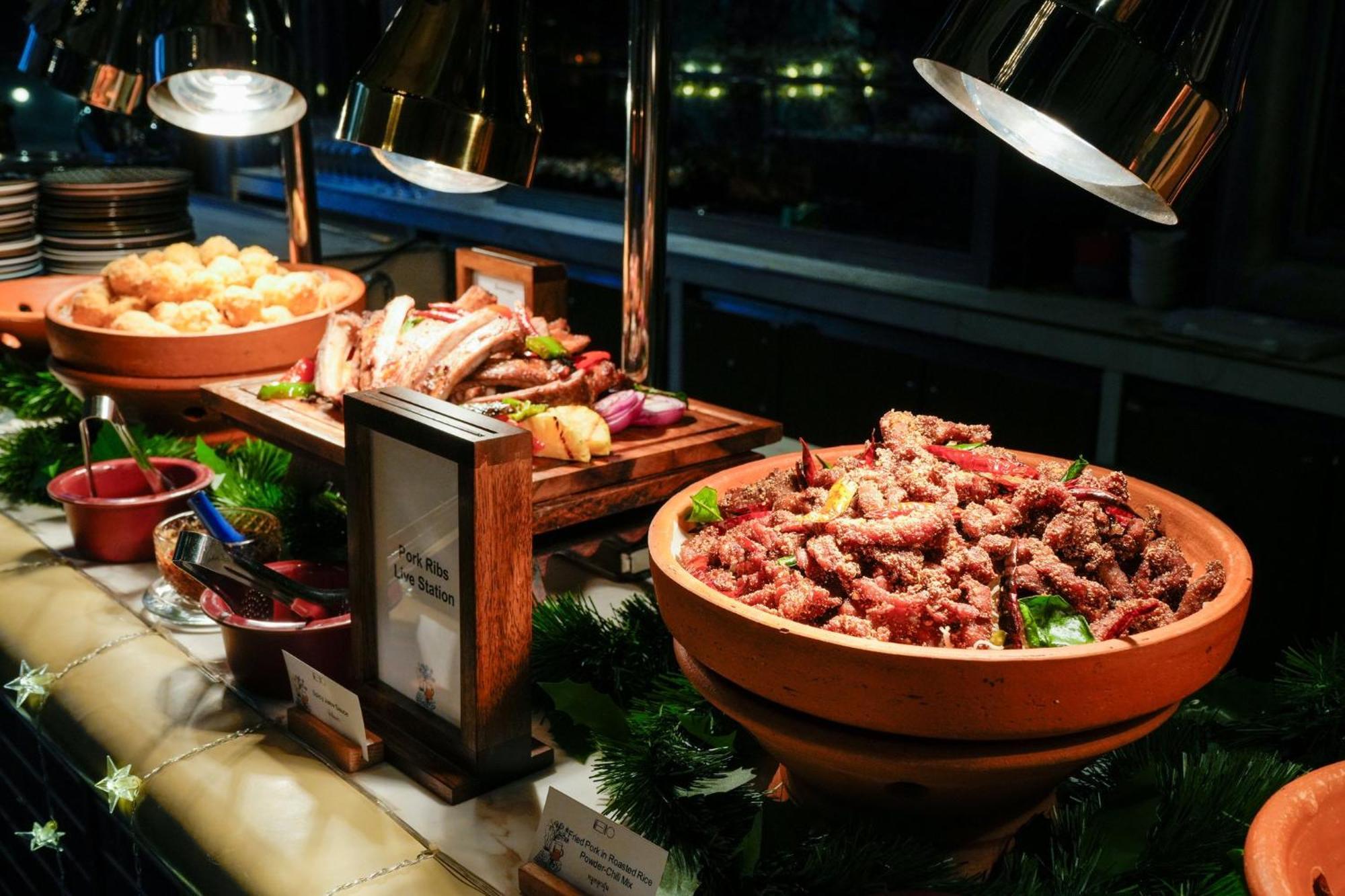 Hotel Indigo Bangkok Wireless Road By Ihg Exterior foto A buffet at a hotel