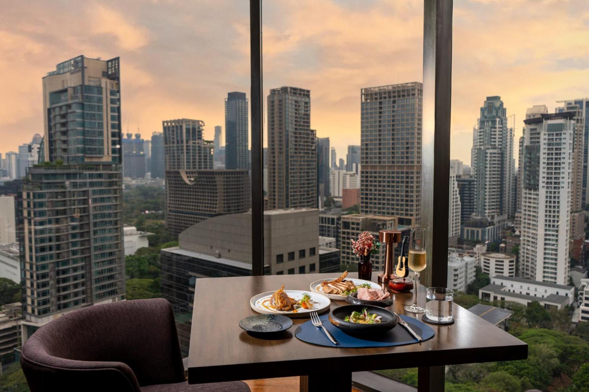 Hotel Indigo Bangkok Wireless Road By Ihg Exterior foto View from the restaurant